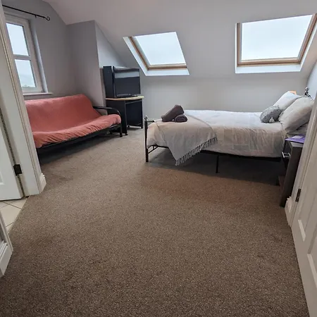 Peaceful Family Near دينغل